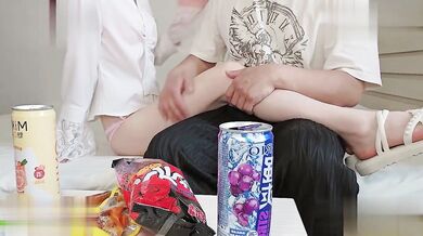 兄妹乱伦大神狂情哥哥❤️ 约哥哥到宾馆里喝酒哥哥直接淫魔上身狂舔粉嫩骚穴妹妹上位骑乘榨精哥哥直接受不了